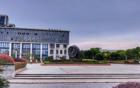 2025年上海立信会计金融学院在浙江录取分数线是579分、最低位次是76087位